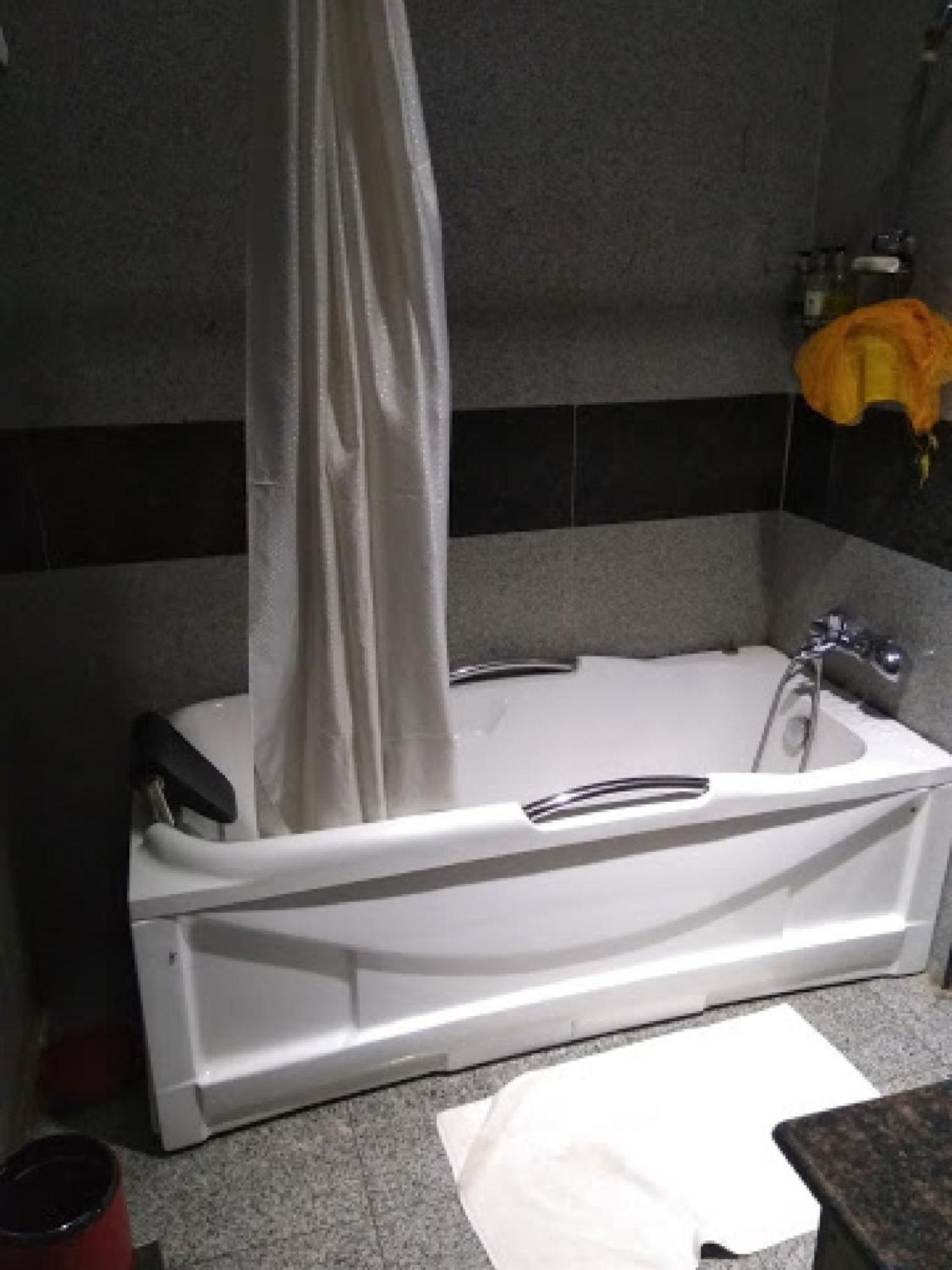 Room In Bb - Immaculate Royal International Hotel โอเวอร์รี ภายนอก รูปภาพ