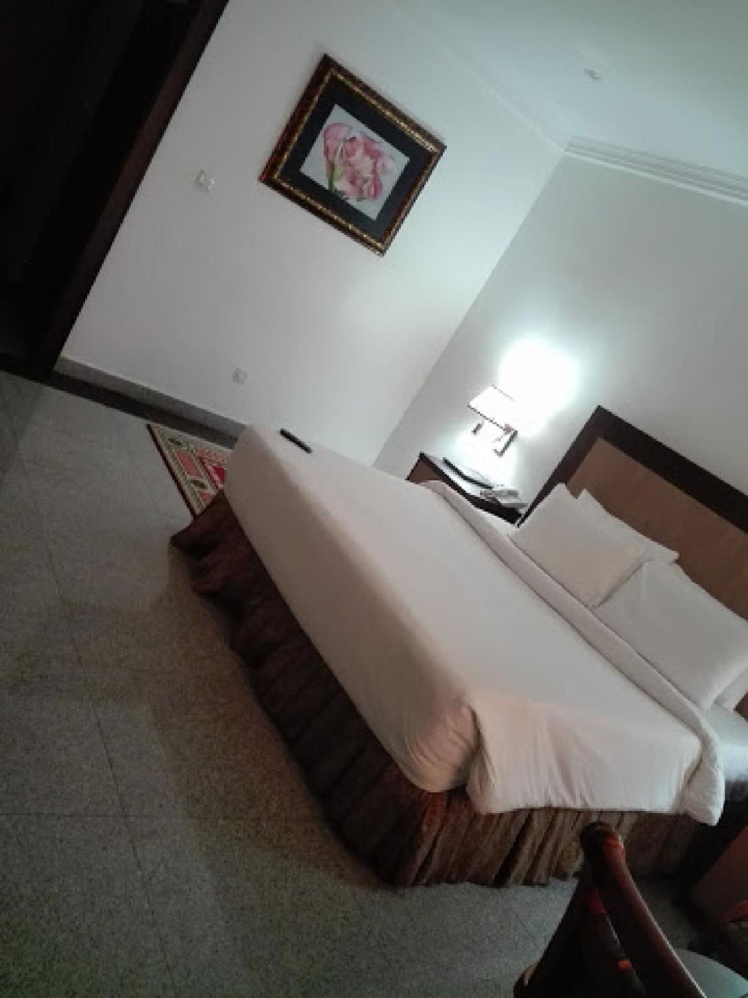 Room In Bb - Immaculate Royal International Hotel โอเวอร์รี ภายนอก รูปภาพ